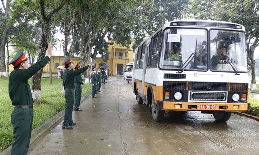 Trường Quân sự, Quân đoàn I bố trí xe đưa các công dân về tận nhà. Ảnh: NT