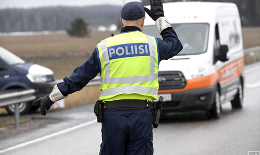 Cảnh sát ra hiệu dừng xe để kiểm tra giấy tờ tại trạm kiểm soát giao thông ở biên giới trong dịch COVID-19. Ảnh: Reuters