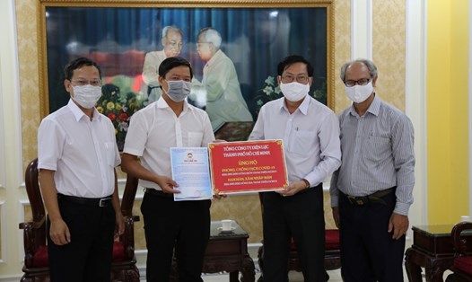 Ông Lê Văn Minh (thứ hai từ trái qua), Chủ tịch Công đoàn EVNHCMC trao 700 triệu đồng ủng hộ đợt 2 công tác phòng chống dịch COVID-19 và hỗ trợ đồng bào các tỉnh bị thiệt hại do hạn hán, xâm nhập mặn. Ảnh N.Thuận