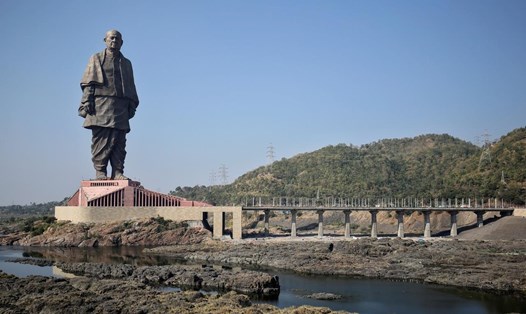 Bức tượng Thống nhất - tượng cao nhất thế giới ở bang Gujarat, Ấn Độ. Ảnh: Reuters.