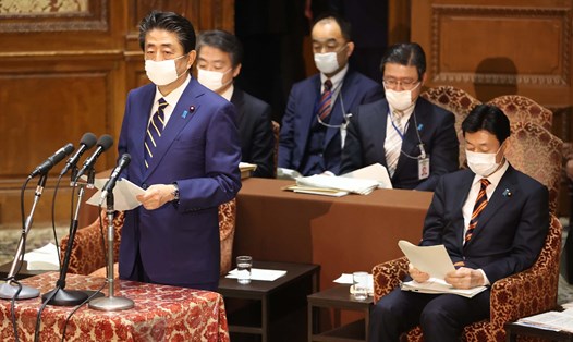 Thủ tướng Nhật Bản Abe Shinzo trong cuộc họp báo ở Tokyo ngày 7.4, tuyên bố tình trạng khẩn cấp do dịch COVID-19. Ảnh: AFP