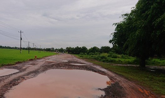 Đường qua xã Ea Lê (huyện Ea Súp, Đắk Lắk) cứ đến mùa mưa thì lụt lội, mùa nắng thì bụi ngập trời.Ảnh: H.L