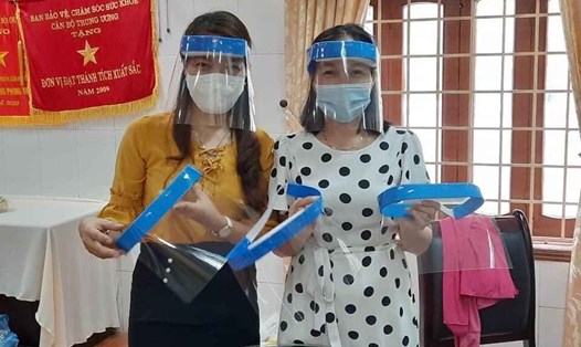 Những chiếc mũ kính phòng hộ do nhân viên y tế Trung tâm Y tế huyện Đà Bắc tự tay làm. Ảnh: Bạch Tuyết