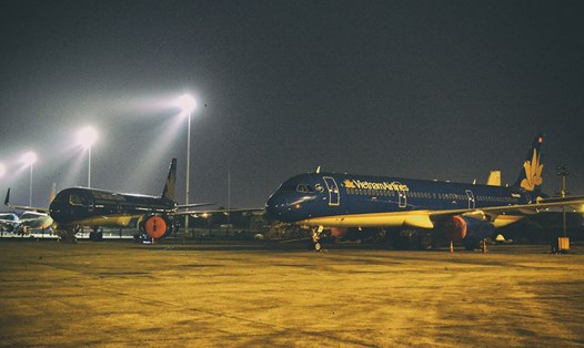 Hàng loạt tàu bay của Vietnam Airlines nằm chờ tại sân bay Nội Bài do ảnh hưởng bới đại dịch Covid-19. Ảnh: Hải Nguyễn