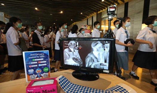 Các học sinh xếp hàng vào thi ở trường Triam Udom Suksa, Bangkok ngày 5.3. Ảnh: Bangkok Post