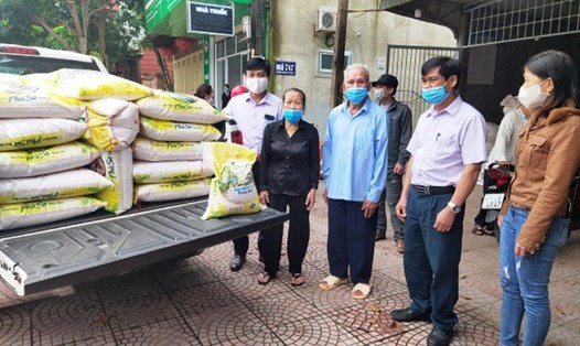 Gia đình cụ Phong ủng hộ 1,1 tấn gạo.