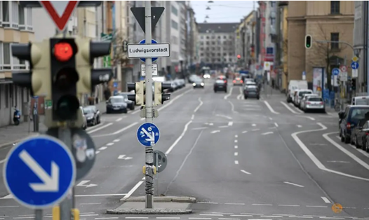 Một đường phố vắng vẻ do dịch bệnh COVID-19 ở Munich, Đức, ngày 30.3. Ảnh: Reuters