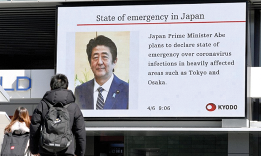 Màn hình thông báo Thủ tướng Nhật Bản Abe Shinzo chuẩn bị ban bố tình trạng khẩn cấp về dịch COVID-19 ở Tokyo và các khu vực bị ảnh hưởng nặng. Ảnh: N.N