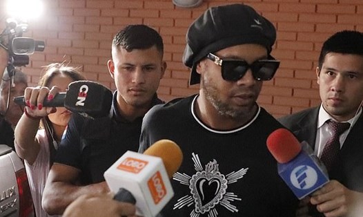 Ronaldinho ra tù sau 32 ngày. Ảnh:AP