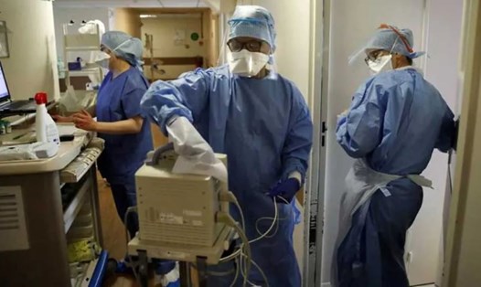 Các y tá sử dụng thiết bị cho bệnh nhân COVID-19 trong tình trạng nghiêm trọng tại bệnh viện Peupliers ở Paris, Pháp. Ảnh: AFP