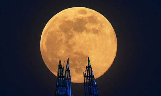 Siêu trăng hồng được quan sát ở cao ốc Shard ở London, Anh. Ảnh: Reuters.