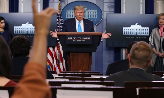 Tổng thống Donald Trump phát biểu trong cuộc họp báo ngày 7.4, doạ cắt tài trợ cho WHO. Ảnh: Getty Images
