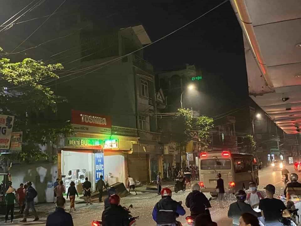 Hiện trường bên ngoài vụ nổ khí gas tại cửa hàng gia đình nhà ông Đỗ Đức Trí. Ảnh: CTV