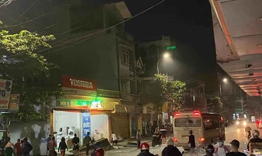 Hiện trường bên ngoài vụ nổ khí gas tại cửa hàng gia đình nhà ông Đỗ Đức Trí. Ảnh: CTV
