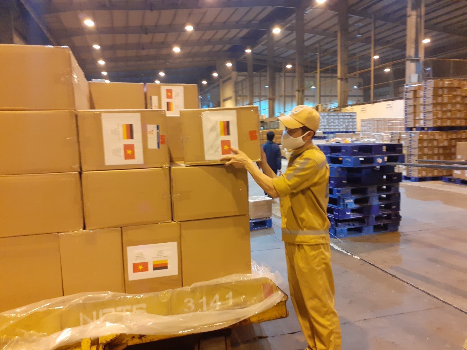 Hàng hóa y tế Việt Nam viện trợ 5 nước châu Âu lên chuyến bay ngày 8.4.2020.