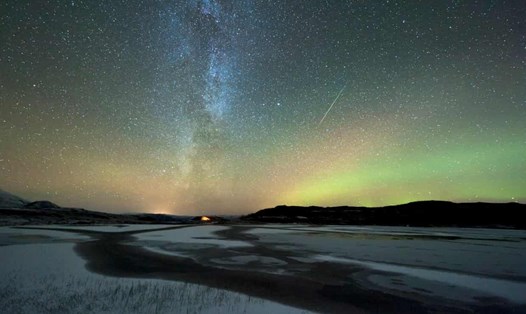 Cực quang và dải ngân hà ở Bắc cực hồi tháng 10.2019. Ảnh: Science Photo Library