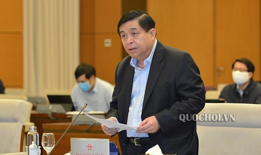 Bộ trưởng Bộ Kế hoạch và Đầu tư Nguyễn Chí Dũng báo cáo tại phiên họp. Ảnh Quochoi.vn