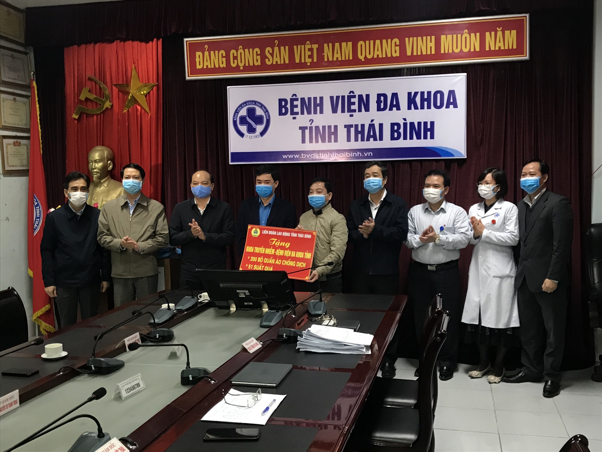 Đoàn công tác trao, tặng quà của LĐLĐ tỉnh cho Bệnh viện đa khoa tỉnh.