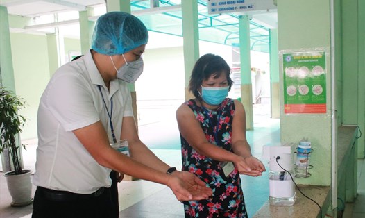 Bệnh viện Đà Nẵng đưa máy sát khuẩn tự động “made by sinh viên” vào phục vụ người dân và nhân viên y tế trong mùa dịch.