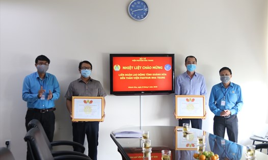Lãnh đạo LĐLĐ tỉnh Khánh Hòa tặng băng khen cho các đoàn viên có nhiều thành tích xuất sắc trong công tác phòng chống dịch COVID-19. Ảnh: P.Linh