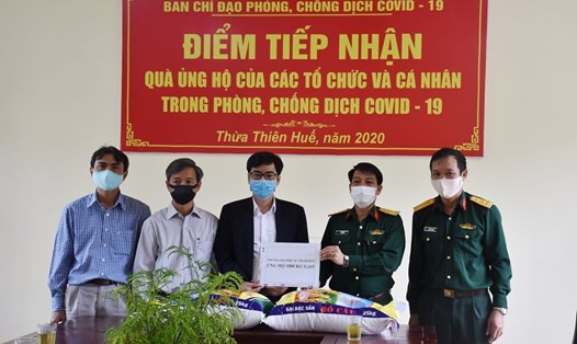 Đại diện CĐ Trường ĐH Sư Phạm Huế tặng 1 tấn gạo cho Bộ Chỉ huy Quân sự tỉnh Thừa Thiên Huế. Ảnh: ML.