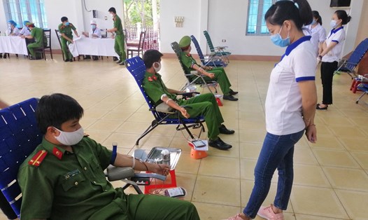 Công an Đắk Lắk tham gia hiến máu cứu người. Ảnh: LX