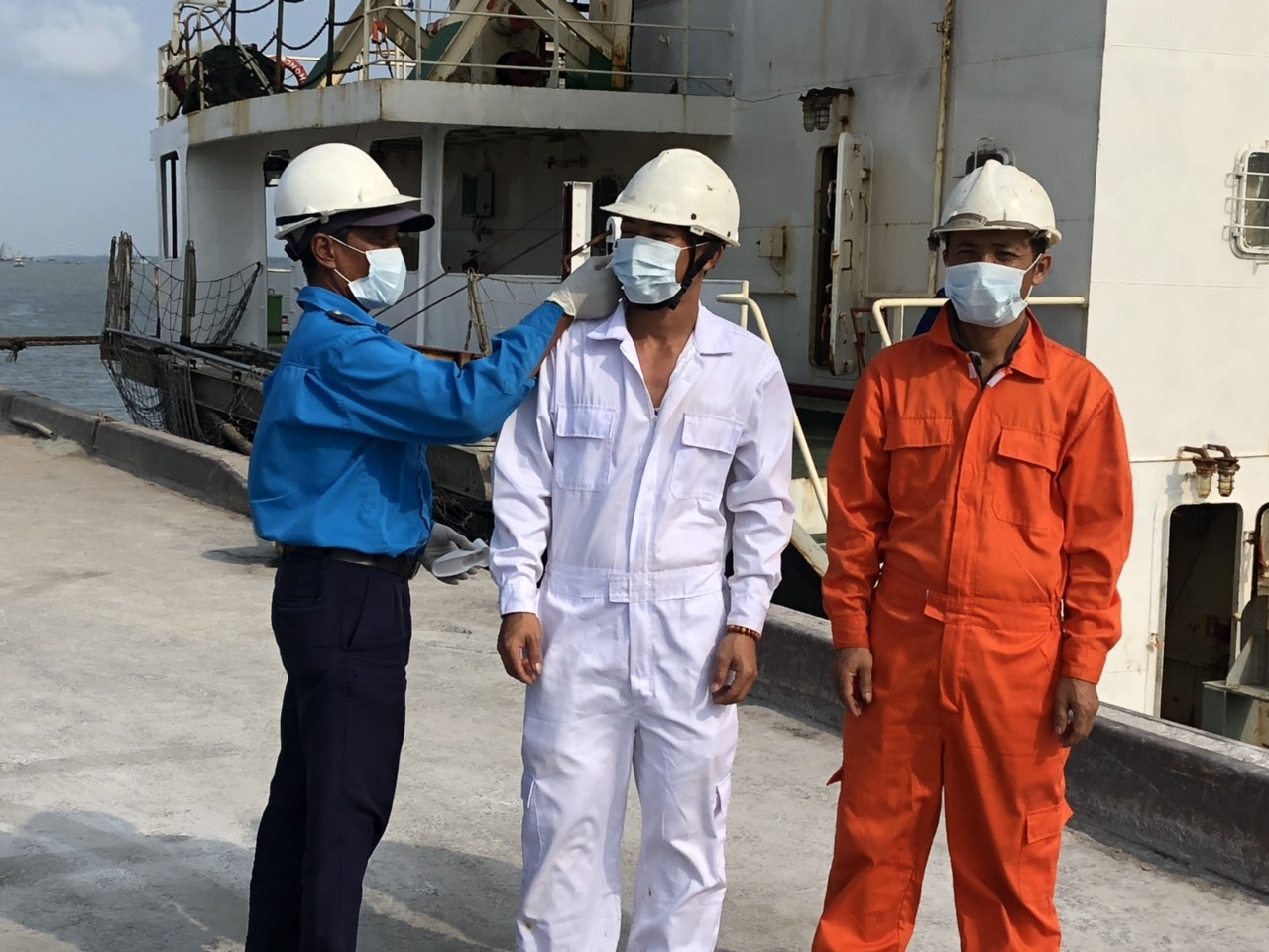 Người lao động ngành hàng hải được đo thân nhiệt trước giờ sản xuất. Ảnh: H.H