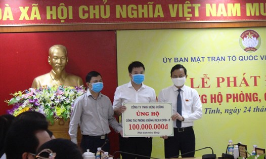 Doanh nghiệp tham gia ủng hộ phòng chống dịch COVID-19 do MTTQVN tỉnh Hà Tĩnh phát động. Ảnh: Trần Tuấn