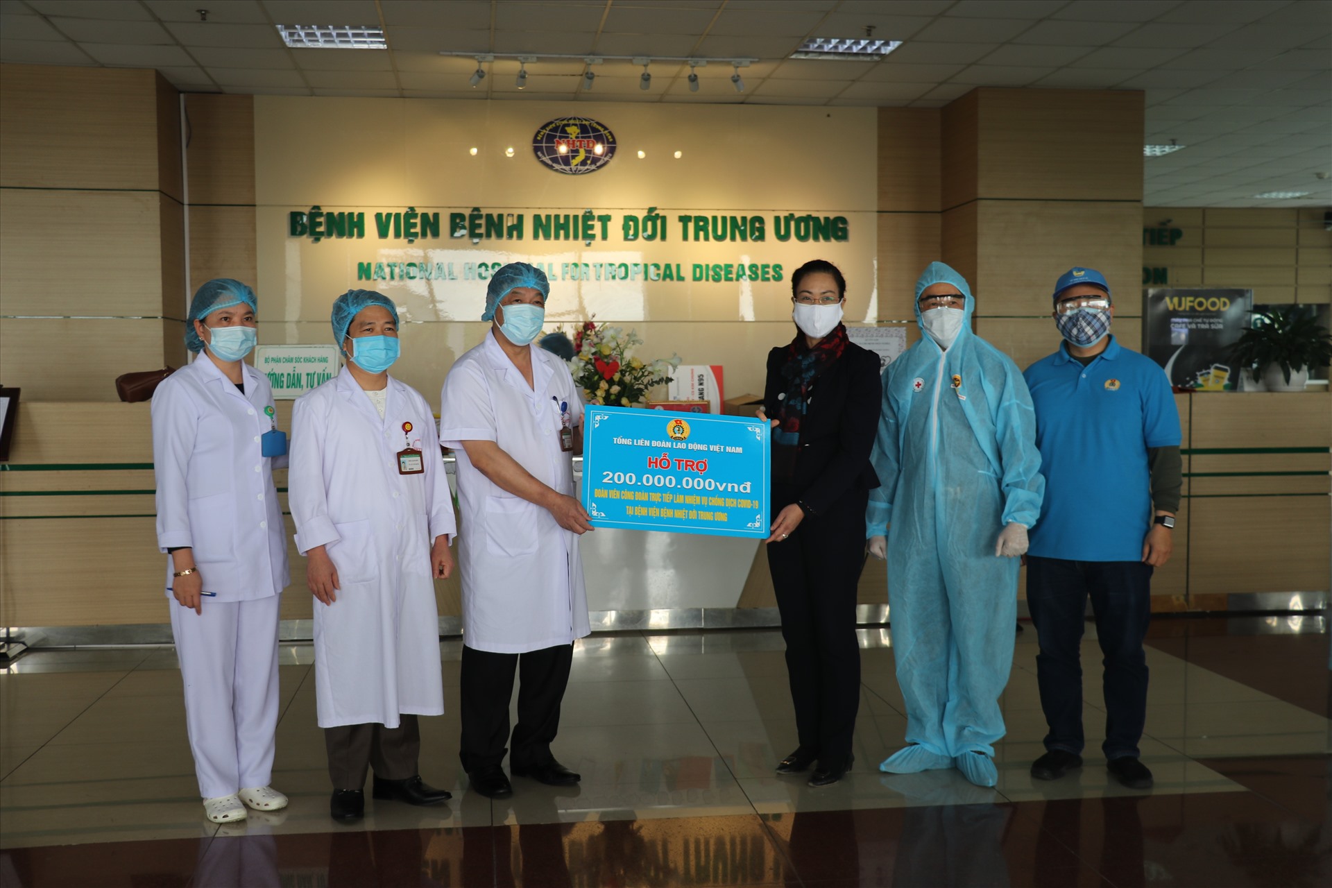 Thừa ủy quyền của Đoàn Chủ tịch Tổng Liên đoàn Lao động Việt Nam, PGS.TS Phạm Thanh Bình trao số tiền 200.000.000 đồng  cho cán bộ, nhân viên y tế Bệnh viện Bệnh Nhiệt đới Trung ương.