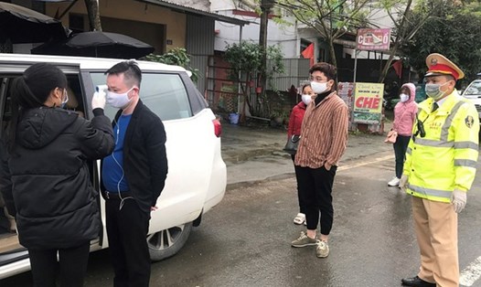 Lực lượng chức năng tỉnh Lạng Sơn kiểm tra thân nhiệt lái xe, người dân để phòng, chống dịch COVID-19. Ảnh: Công an Lạng Sơn