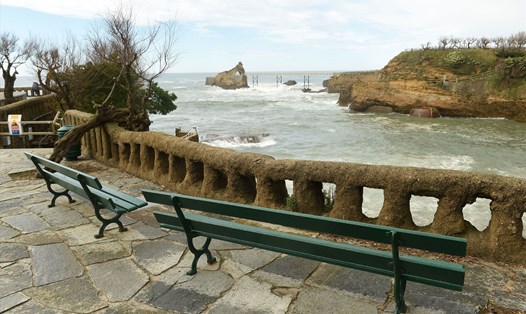 Các băng ghế trống bên bờ biển Biarritz, Pháp ngày 7.4. Ảnh: AFP