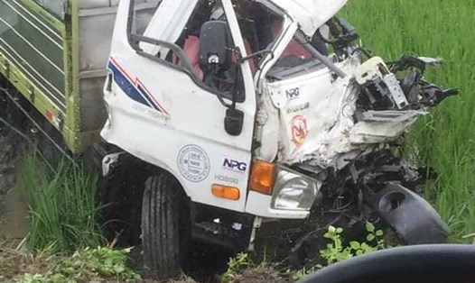 Vụ tai nạn giao thông giữa 2 xe tải khiến 2 tài xế đều bị thương nặng. Ảnh KL
