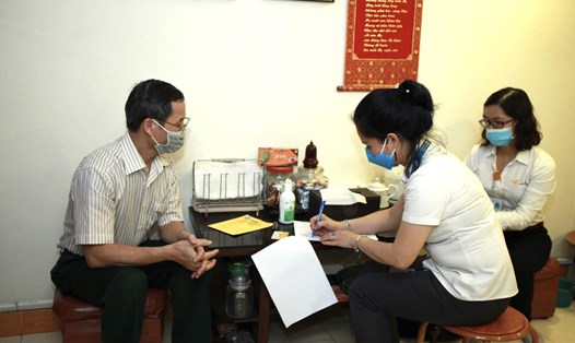 Bưu điện Việt Nam sẽ chi trả lương hưu, trợ cấp bảo hiểm xã hội tại nhà cho những đối tượng có nhu cầu. Ảnh: H.A