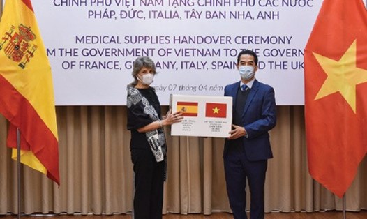 Thứ trưởng Ngoại giao Tô Anh Dũng trao tượng trưng hàng hỗ trợ chống dịch COVID-19 cho Đại sứ Tây Ban Nha tại Việt Nam, ngày 7.4.2020. Ảnh: BNG