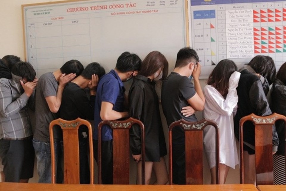 TPHCM: Phát hiện nhóm người tụ tập, sử dụng ma túy trong mùa dịch COVID-19 TPHCM: Phát hiện nhóm người tụ tập, sử dụng ma túy trong mùa dịch COVID-19