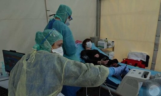 Một người được kiểm tra COVID-19 ở bệnh viện Saint Roch, thành phố Montpellier, miền Nam nước Pháp. Ảnh: AFP