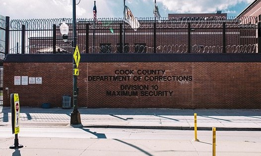 Nhà tù Cook County ở thành phố Chicago với ít nhất 400 người mắc COVID-19. Ảnh: Reuters