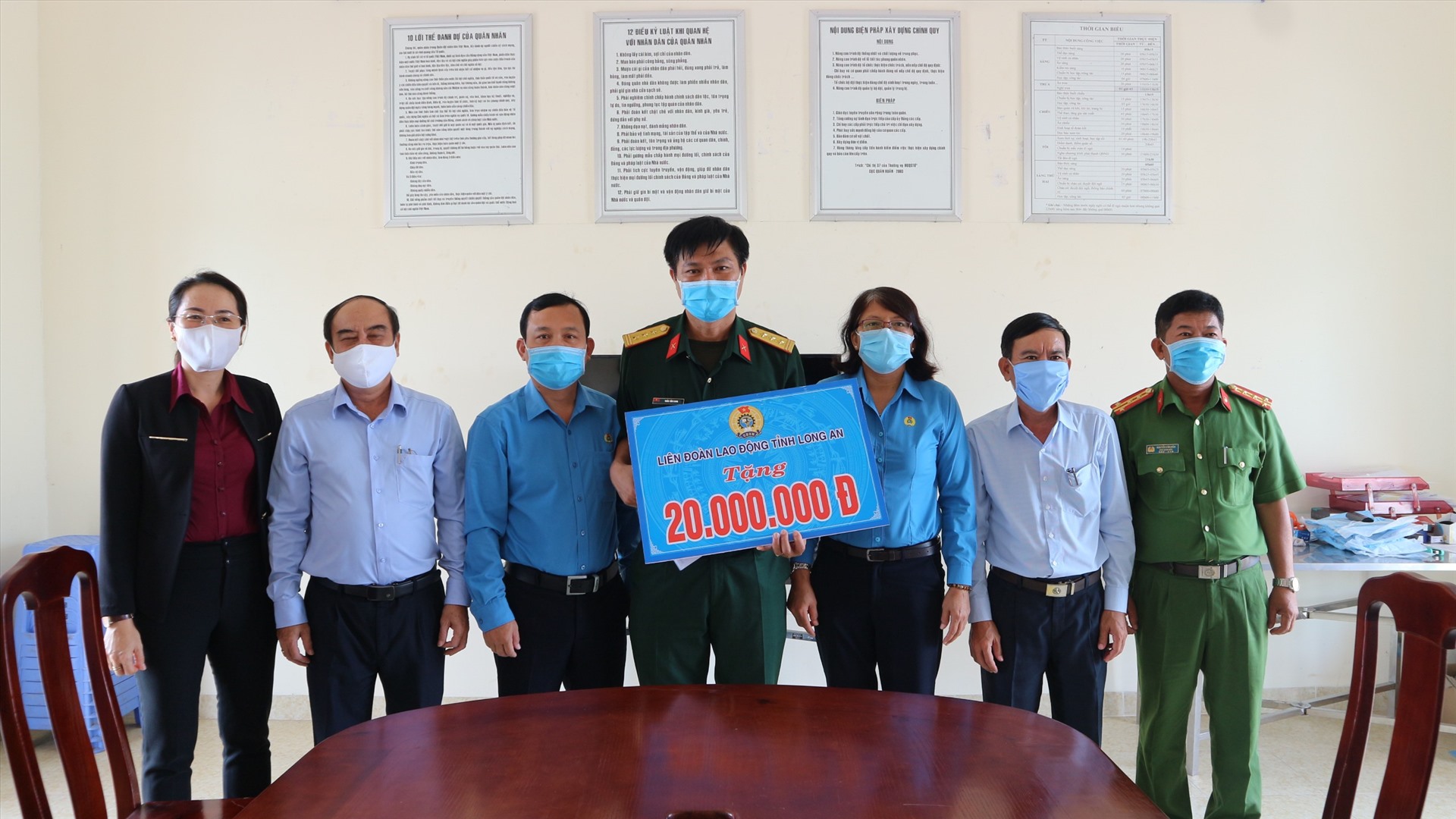 Đoàn công tác LĐLĐ tỉnh Long An tặng quà cho các lực lượng chống dịch COVID-19 ở tuyến đầu. Ảnh: K.Q