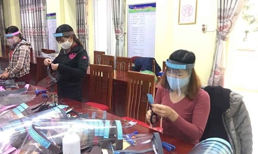Đoàn viên, người lao động huyện Ứng Hoà (Hà Nội) làm tấm chắn giọt bắn để tặng các y, bác sĩ. Ảnh: LĐLĐ Ứng Hoà
