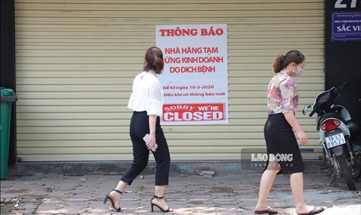 Một số cửa hàng kinh doanh dịch vụ ở Hà Nội đóng cửa do dịch. Ảnh Hoài Anh