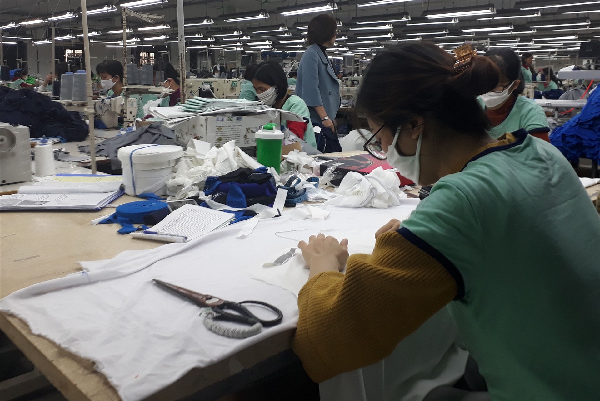 Công nhân ngành may là một trong những đối tượng bị ảnh hưởng nặng nề nhất bởi dịch COVID-19. Ảnh minh họa.