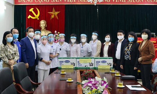 Thường trực Liên đoàn Lao động quận Hoàn Kiếm tặng tấm ngăn giọt bắn cho y, bác sỹ trên địa bàn quận. Ảnh: LĐLĐ Hoàn Kiếm