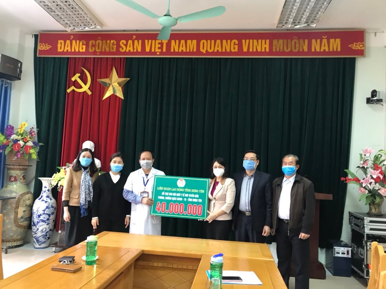 Liên đoàn Lao động tỉnh Hưng Yên hỗ trợ 40 triệu đồng cho các bệnh viện tuyến đầu tỉnh phòng chống dịch COVID – 19. Ảnh: Thu Nguyệt