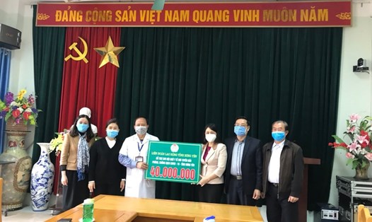 Liên đoàn Lao động tỉnh Hưng Yên hỗ trợ 40 triệu đồng cho các bệnh viện tuyến đầu tỉnh phòng chống dịch COVID – 19. Ảnh: Thu Nguyệt