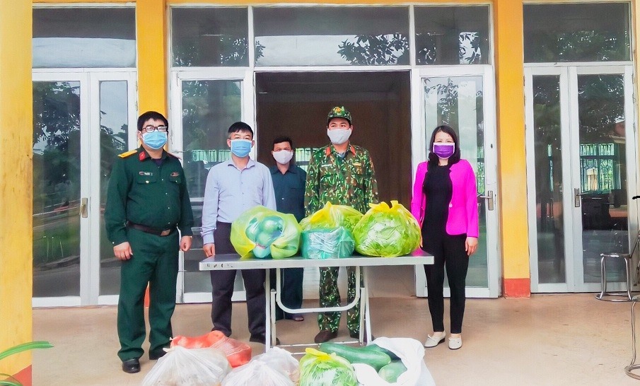 Cán bộ, giáo viên trường Phổ thông dân tộc nội trú ATK Sơn Dương ATK Sơn Dương ủng hộ thực phẩm cải thiện bữa ăn cho người đang cách ly tại trường. Ảnh: T.Q