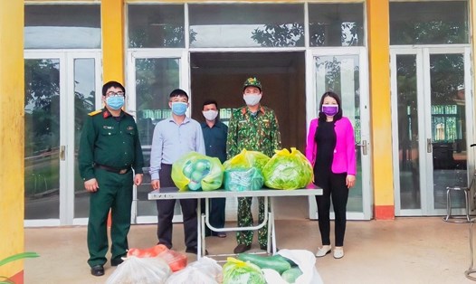 Cán bộ, giáo viên trường Phổ thông dân tộc nội trú ATK Sơn Dương ATK Sơn Dương ủng hộ thực phẩm cải thiện bữa ăn cho người đang cách ly tại trường. Ảnh: T.Q