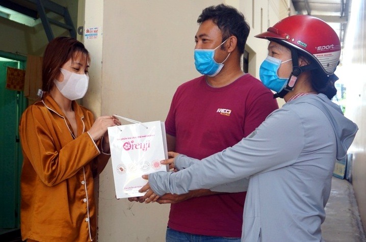 Công nhân được chủ nhà trọ giảm tiền thuê nhà, tặng quà. Ảnh: Hồng Nhung