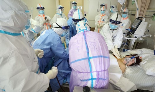 Các bác sĩ Vũ Hán giành giật sự sống cho bệnh nhân COVID-19. Ảnh: AFP/Getty Images