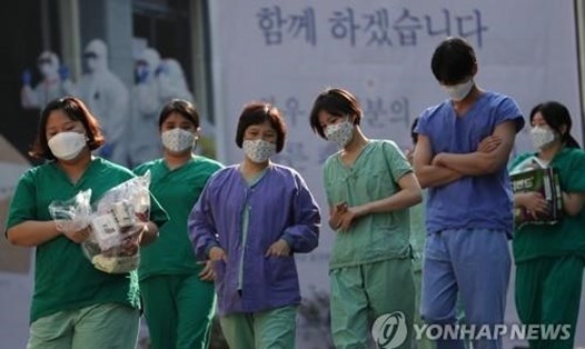 Nhân viên y tế đi bộ đến nơi nghỉ ngơi sau khi làm việc theo ca tại Bệnh viện Dongsan ở Daegu, Hàn Quốc hôm 9.4. Ảnh: Yonhap.