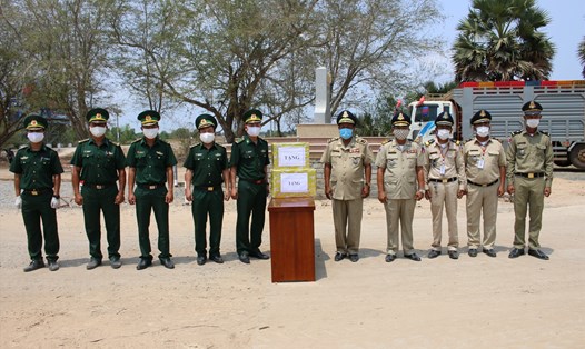 Bộ đội Biên phòng tỉnh Long An tặng khẩu trang cho các đồng nghiệp nước bạn Campuchia. Ảnh: V.Đ